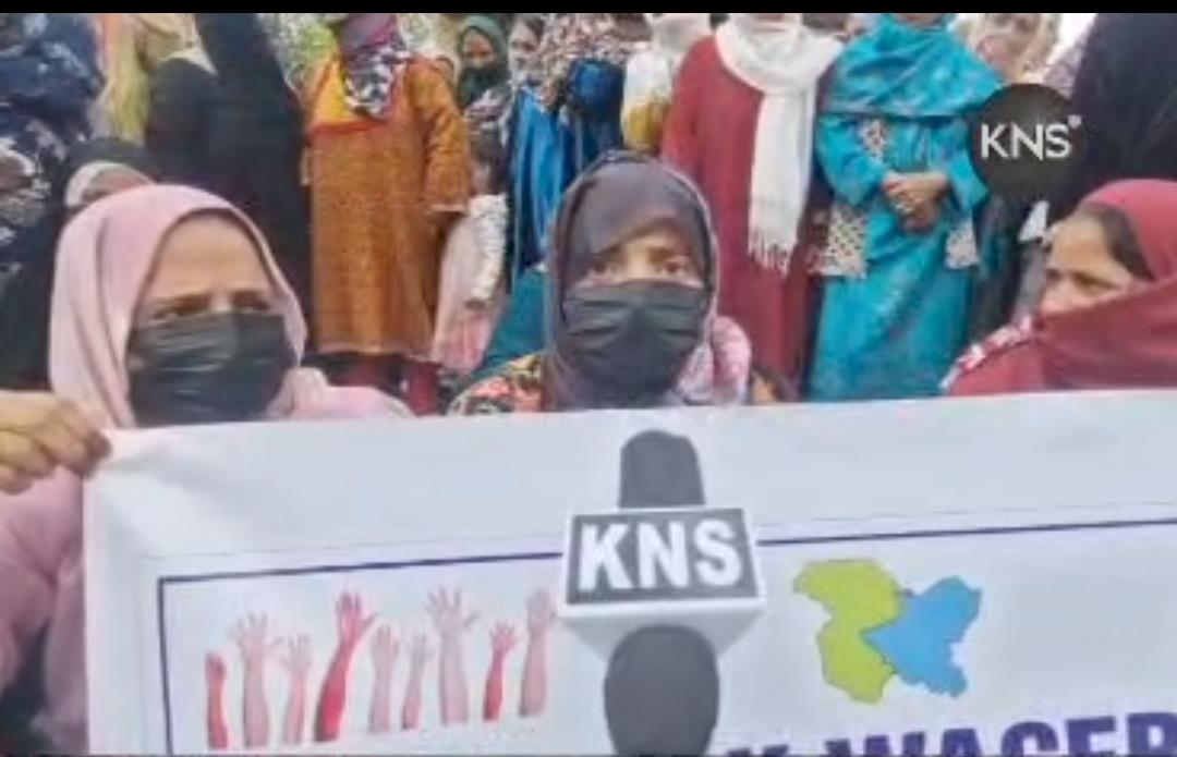 Cooks protest in Kupwara over meager wages