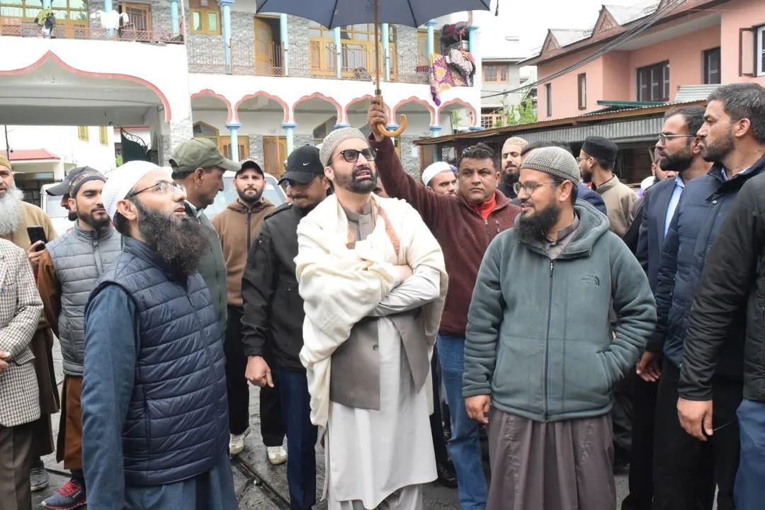 Mirwaiz Visits Fire-Hit Madrasa Ashraf-ul-Uloom, Hyderpora