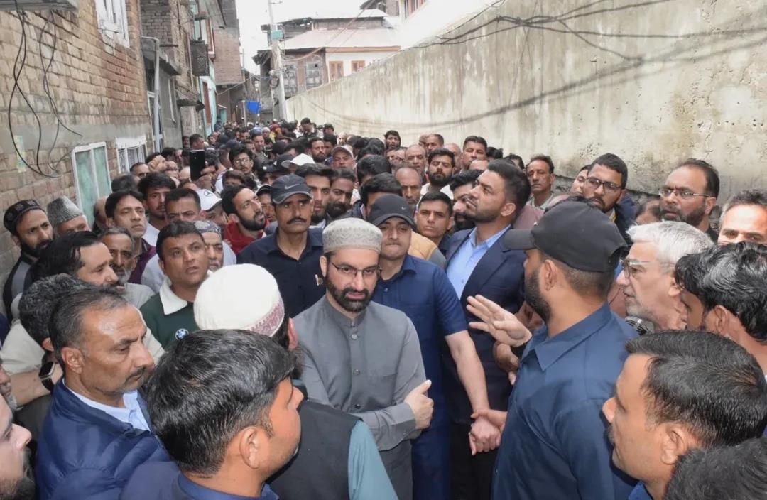 Mirwaiz Visits Fire-Affected Area in Nowhatta