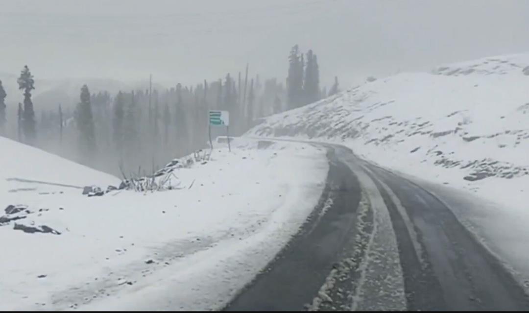 Bandipora-Gurez road closed after fresh snowfall