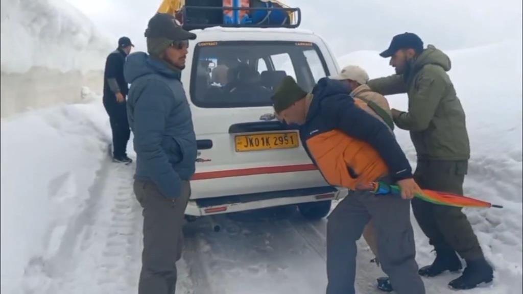 BRO, police rescue 50 stranded vehicles on Bandipora-Gurez road