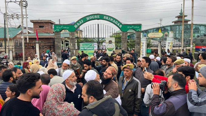 Mirwaiz Umar Farooq Extends Prayers as First Batch of Hujjaj Leaves Kashmir for Hajj