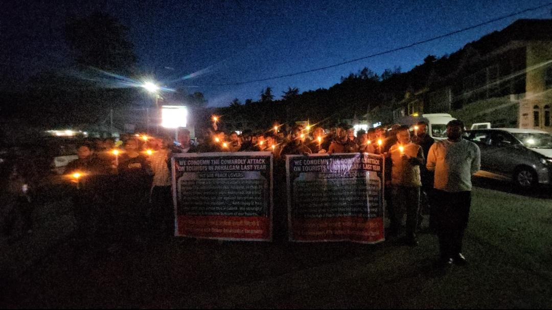 Pahalgam attack anniversary: Tangmarg traders, civil society hold candlelight tribute