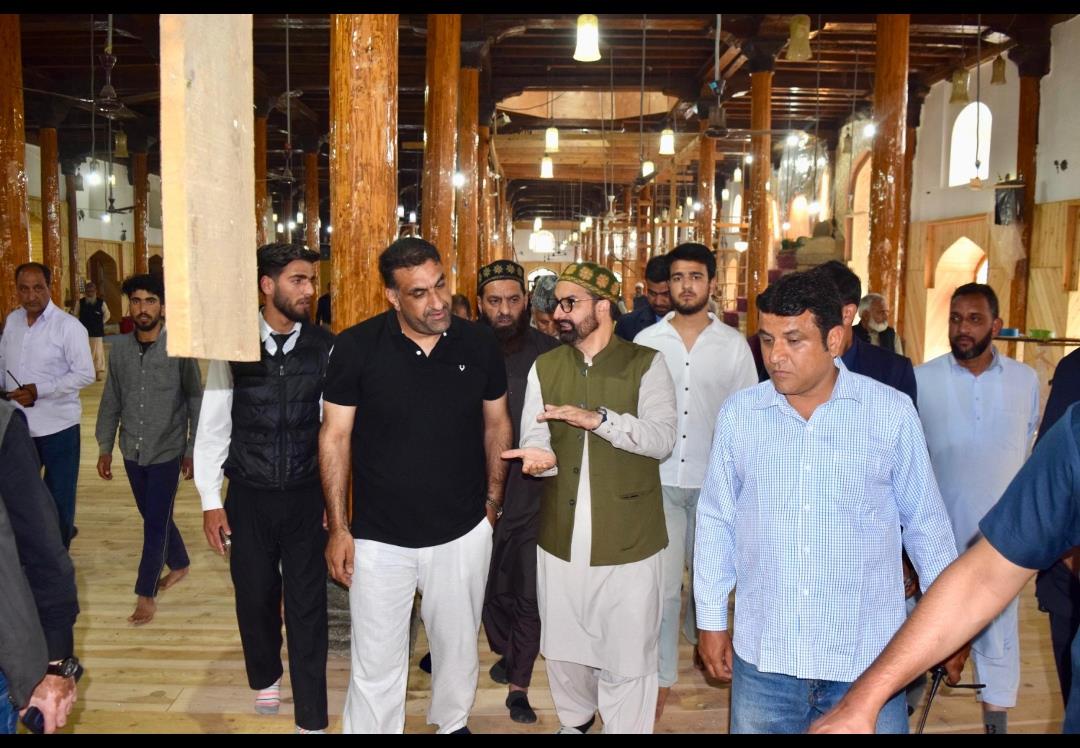 Mirwaiz Stresses Preservation of Originality in Aali Masjid Renovation