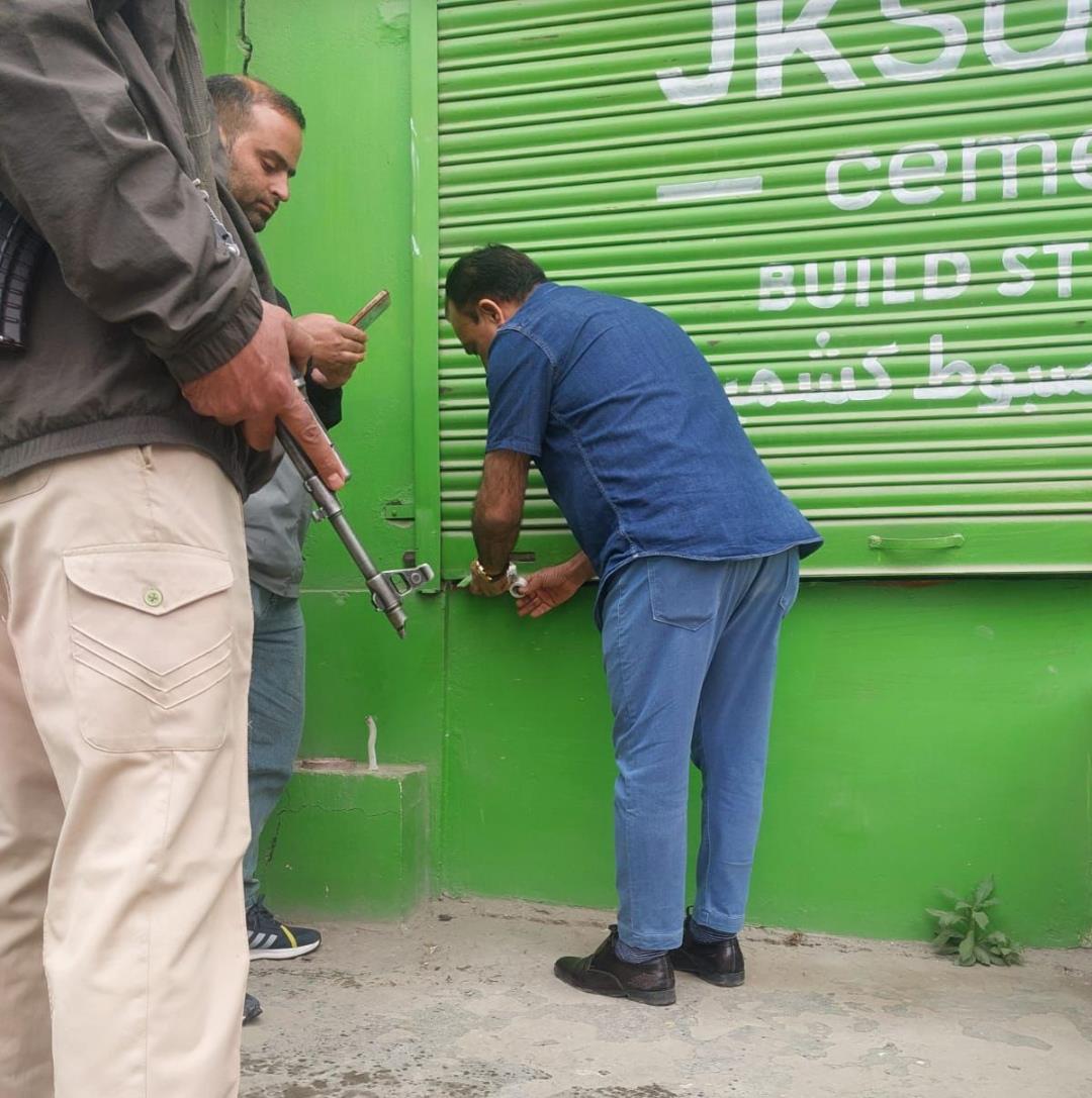 Srinagar Police Cracks Down Medical Shops