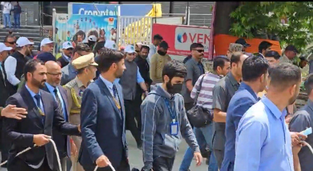 LG Sinha leads ‘Nasha Mukht’ padyatra in Budgam