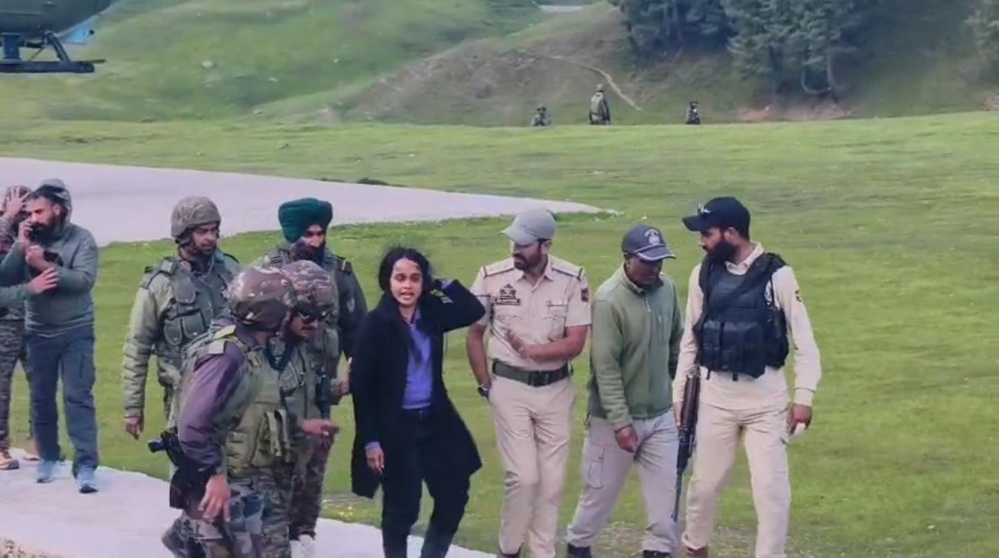 25 tourists stranded after Gulmarg chopper snag, rescued by Police, Army
