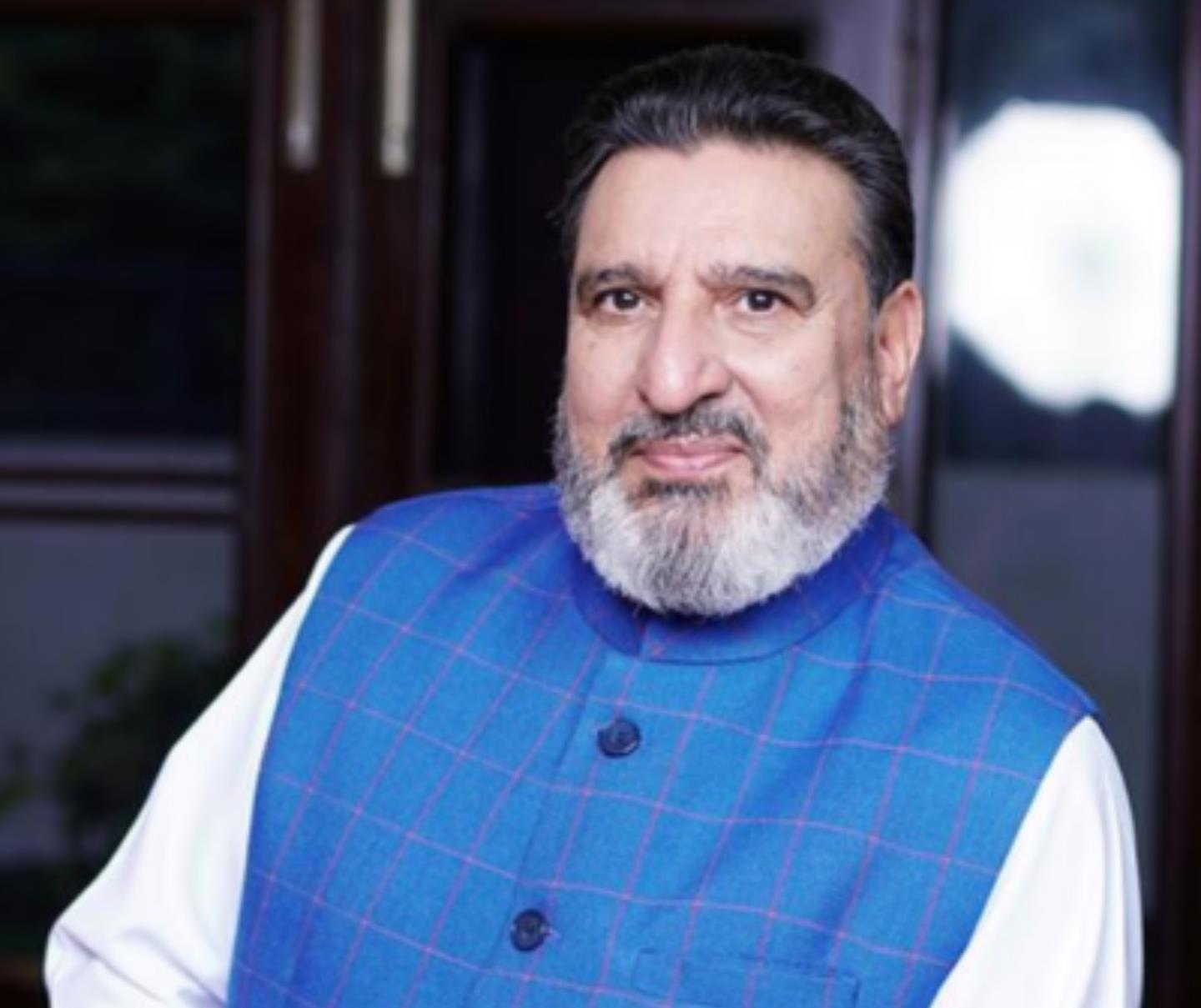 Close booze shops near temples, schools like Tamil Nadu, Altaf Bukhari tells J&K govt