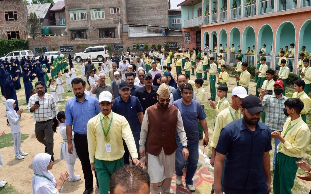 Mirwaiz-e-Kashmir Visits Nusrat-ul-Islam in Anantnag After 8 Years