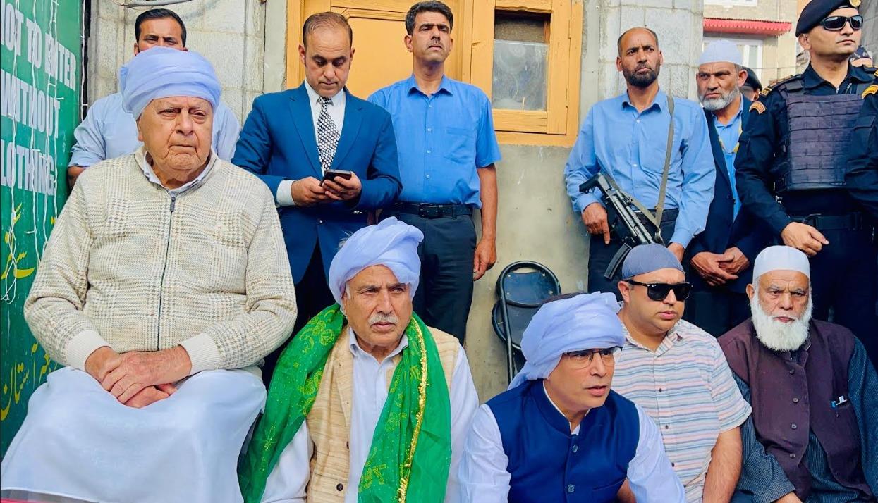 Dr. Farooq pays obeisance at Khanqa Maula on the annual Urs of Hazrat Shah-e-Hamadan (RA)