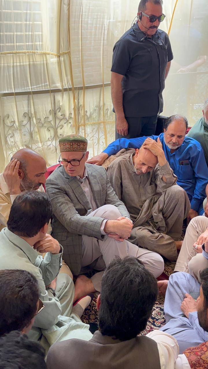 CM Omar, several MLAs visit Engineer Rashid’s residence to offer condolences