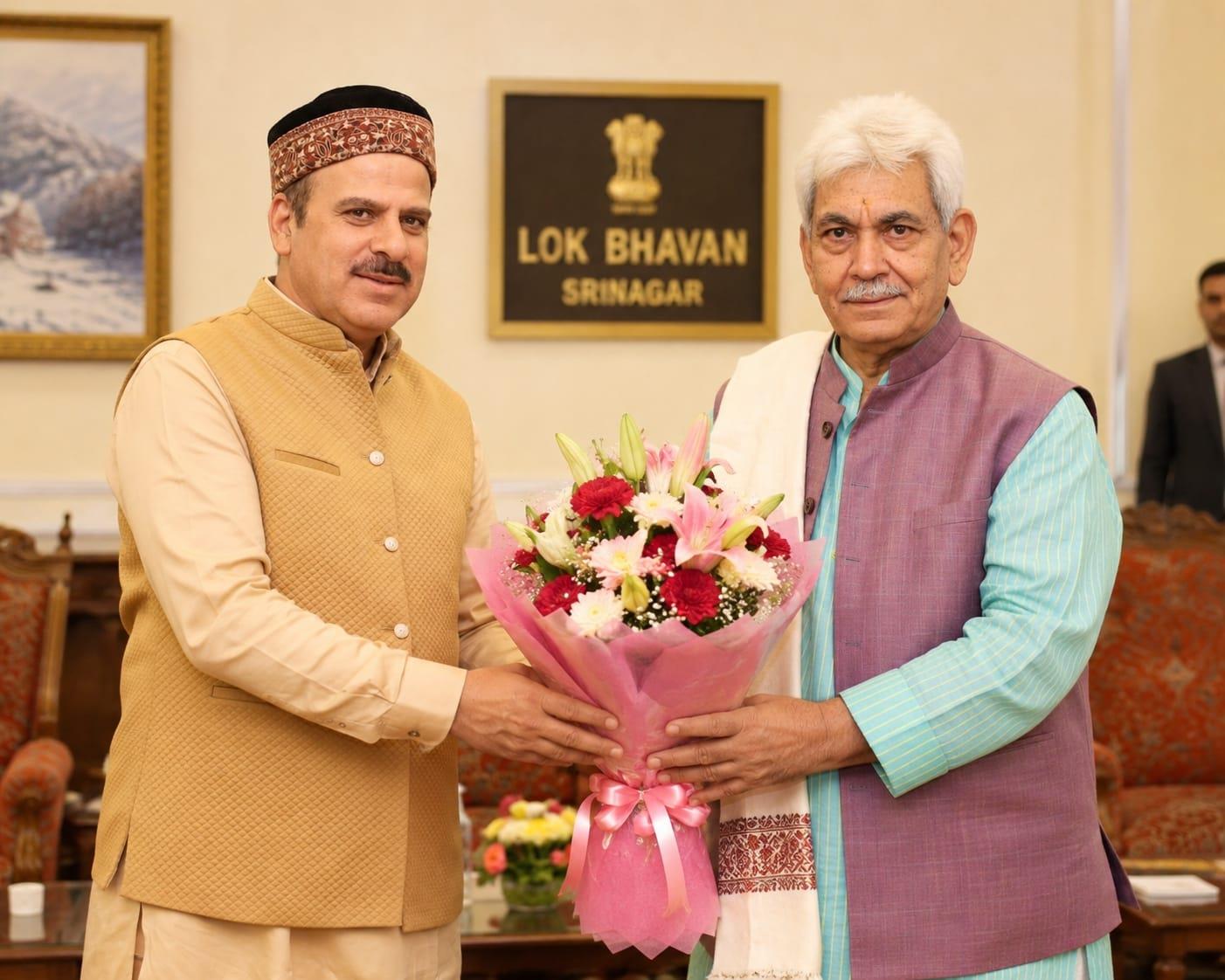 Veteran artist Waheed Jeelani calls on LG Sinha