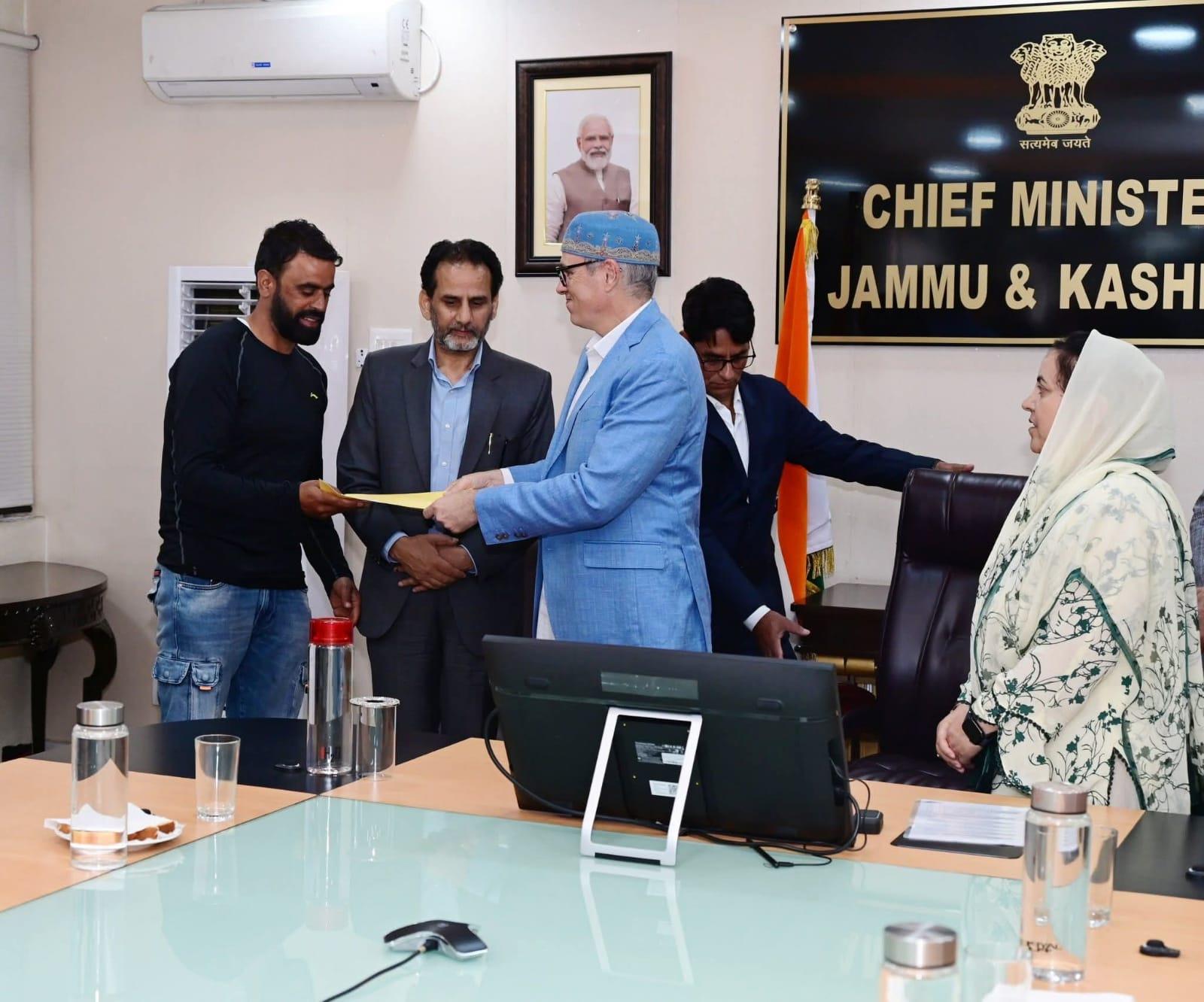 CM Omar issues regularization orders to school CPWs from Ganderbal, Bandipora