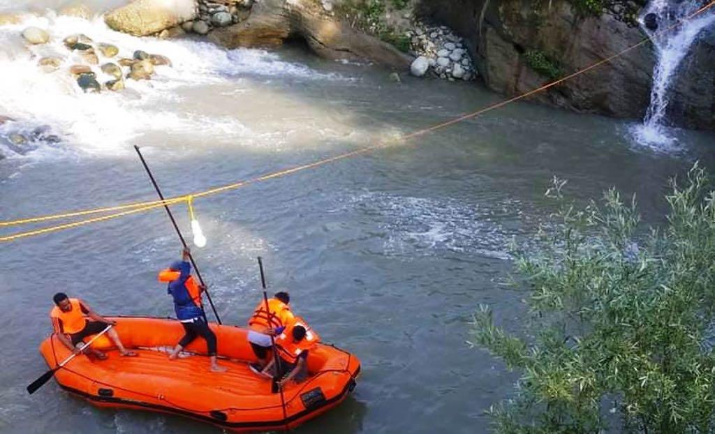 Son dies, father rescued in Bandipora drowning incident