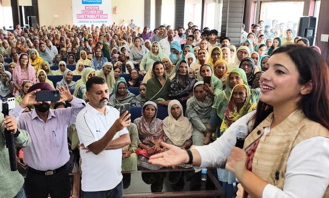 Devyani Rana Distributes 500 Kitchen Kits Among Widows in Nagrota Constituency