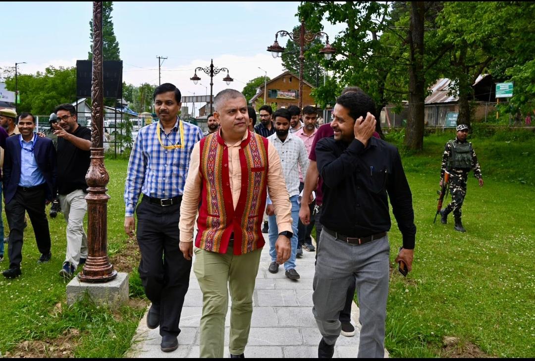 CPCO Amit Reviews Census Preparations in Kulgam, Appeals for Public Cooperation