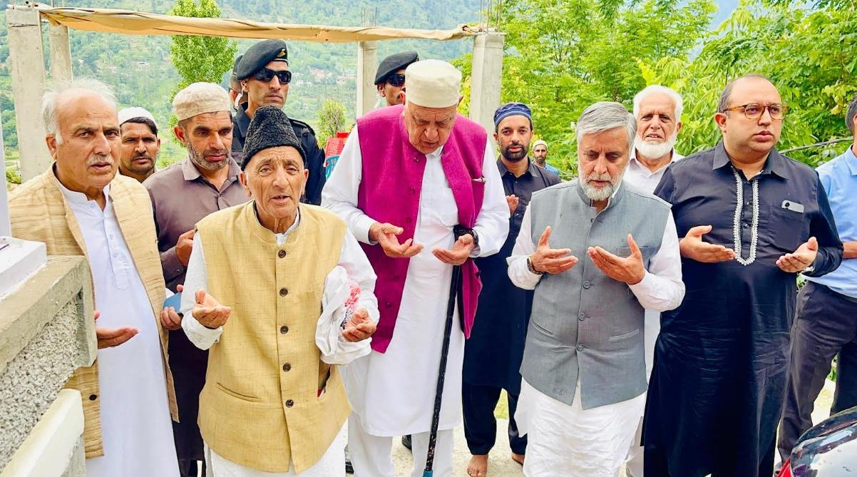Dr. Farooq visits Wangat, pays obeisance at Baba Nagri on annual Urs of Hazrat Baba Ji Nizam Ud Din Kiyanwi (RA)