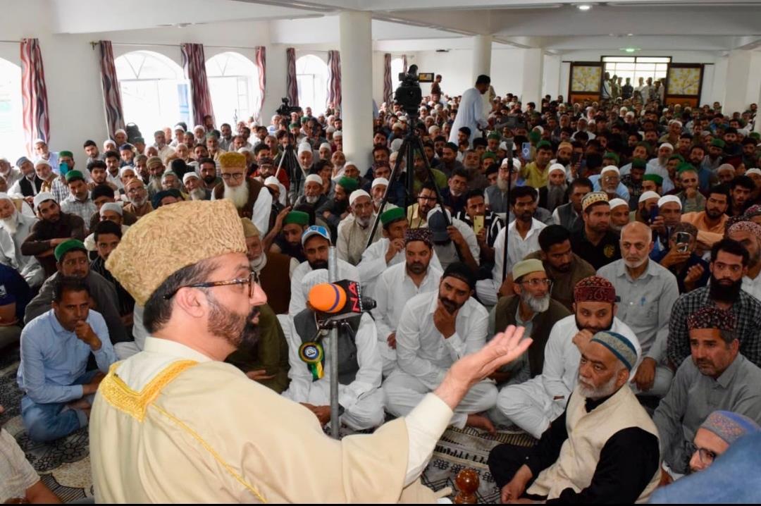 Mirwaiz-e-Kashmir Calls for Collective Introspection, Social Responsibility at Ichgam Congregation