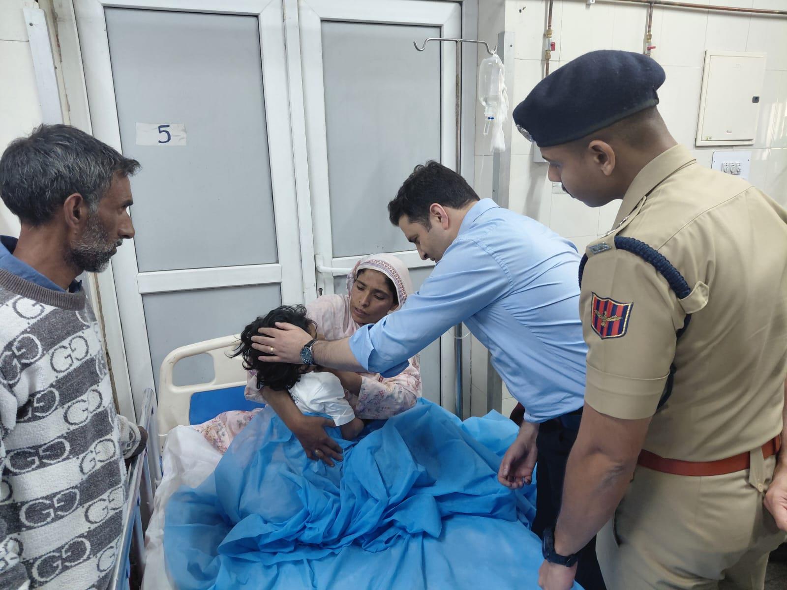 DC, SSP Visit Injured Children from Negoo Chadoora Bus Accident at SMHS
