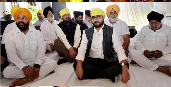 DC Srinagar visits Gurdwara Shaheed Bunga at Barzulla Baghat on Martyrs' Day of Guru Arjun Dev Ji