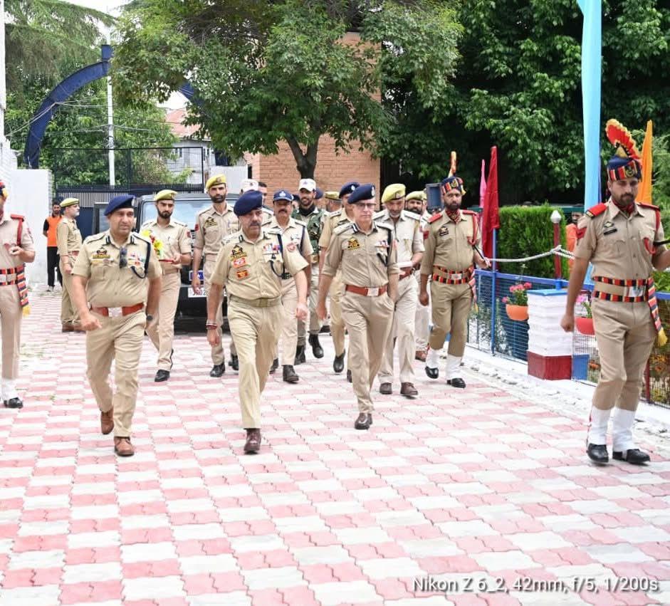 DGP flags off 45 rescue teams for Amarnath Yatra