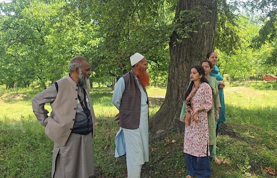 A Phone Call Away : Kashmiri Pandits Praise Tehsildar Kunzer’s Accessibility