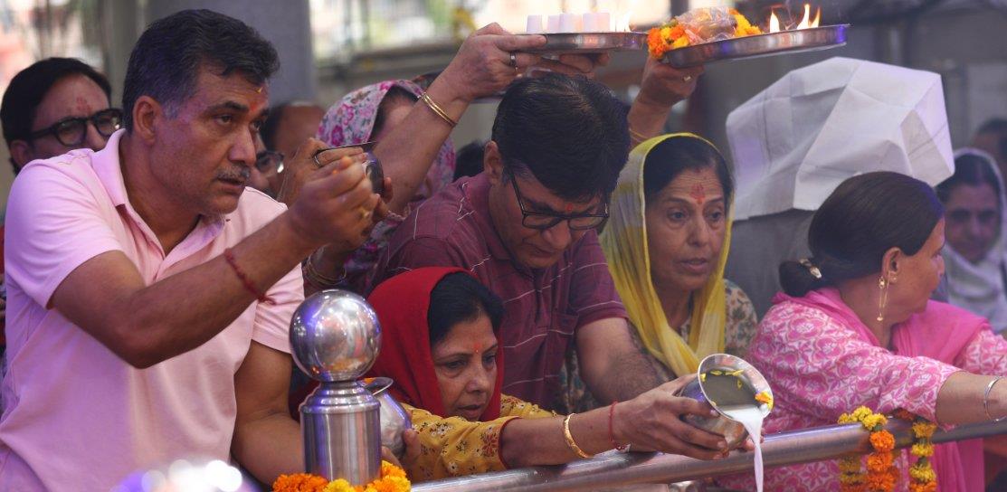 Thousands attend Kheer Bhawani Mela, LG offers prayers at Tulmulla Shrine