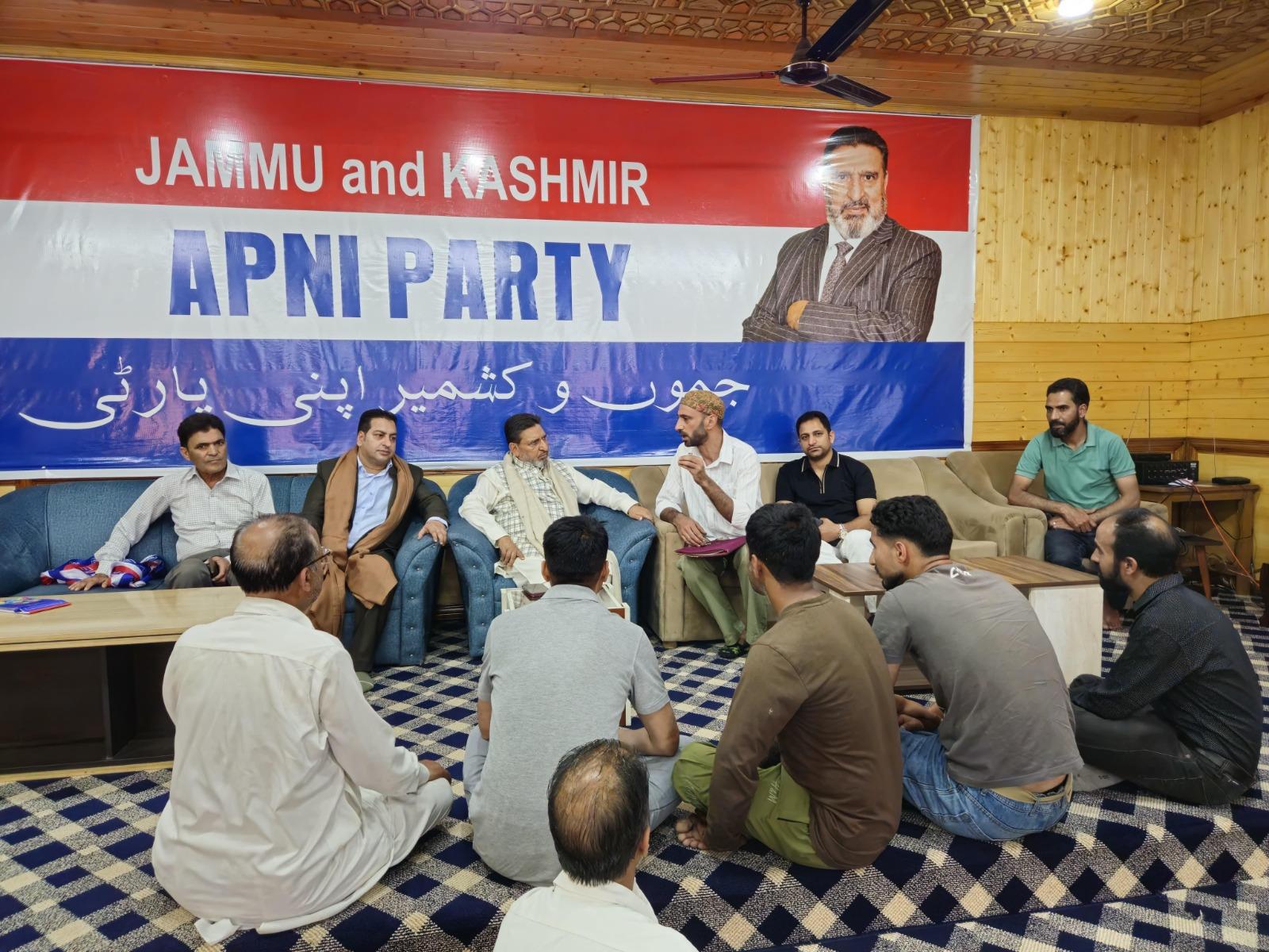 Artisans' delegation meets Altaf Bukhari, seeks intervention for handicrafts revival
