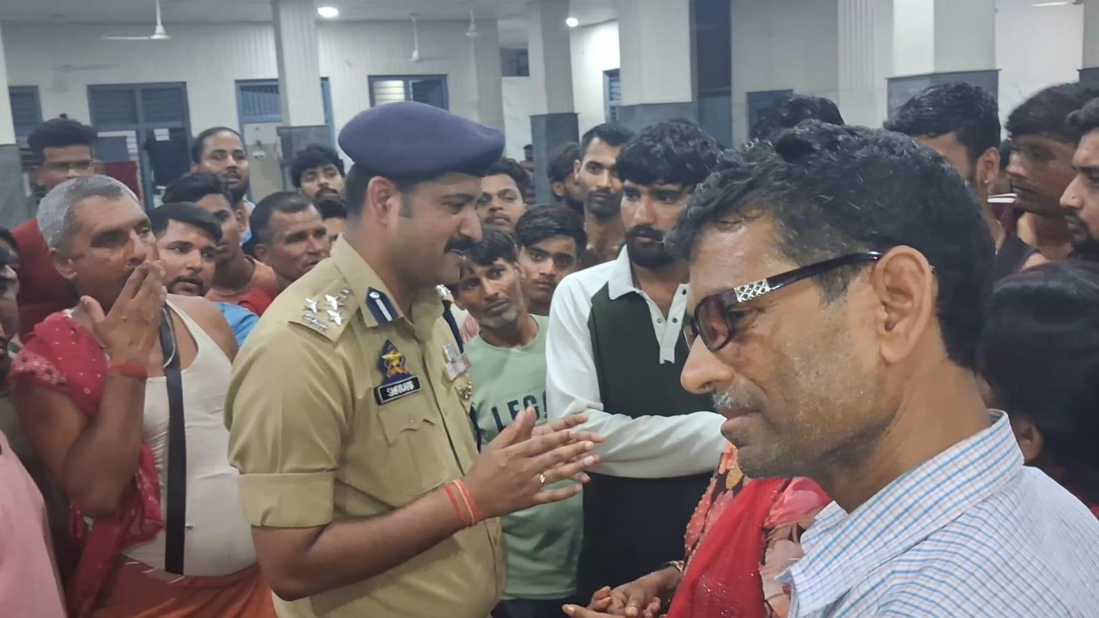 DIG Jammu-Samba-Kathua Assures Amarnath Pilgrims, Urges Patience Amid Token Waiting