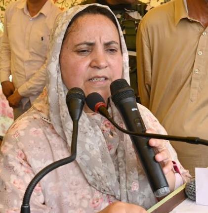 Sakeena Itoo visits Nandimarg, holds Public Darbar; Announces New Projects for Nandimarg and Adjacent Villages