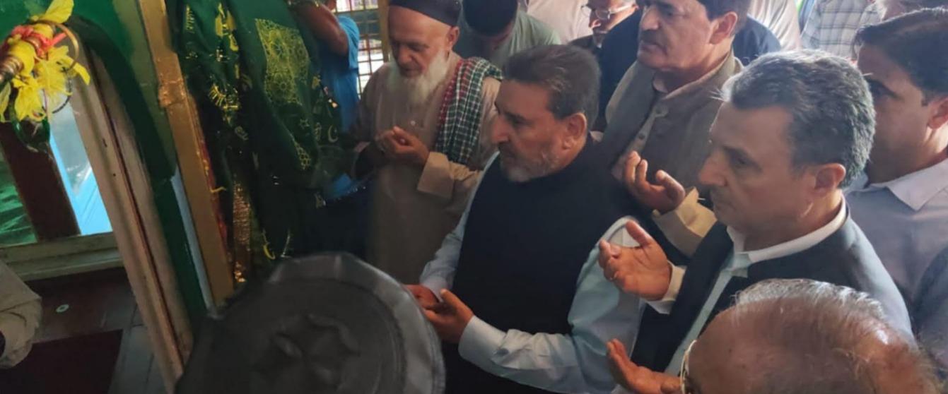 Apni Party leaders pay obeisance at Hazrat Nanga Baji Sahib shrine in Bandipora
