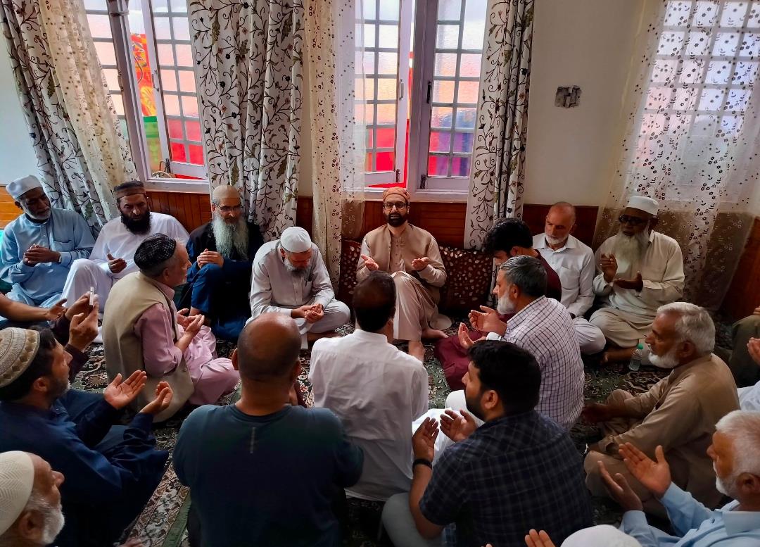 Mirwaiz Visits Bereaved Families, Offers Condolences