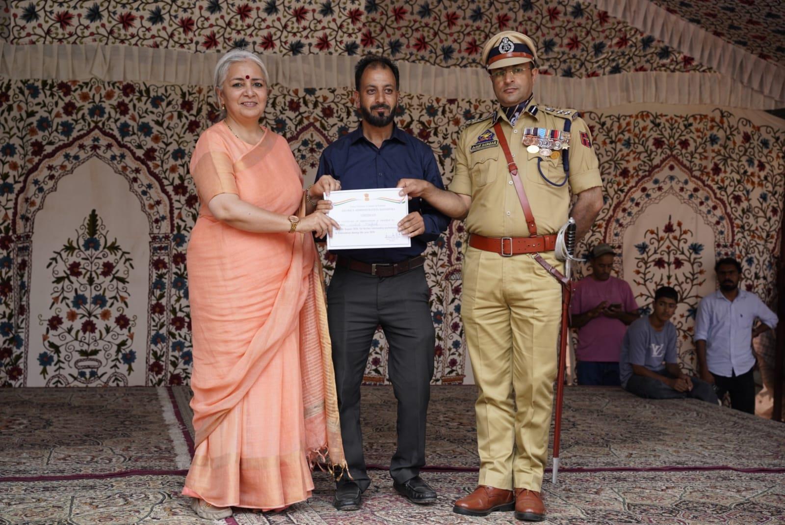 Bandipora administration honours senior journalist Wahid Rafeeqi