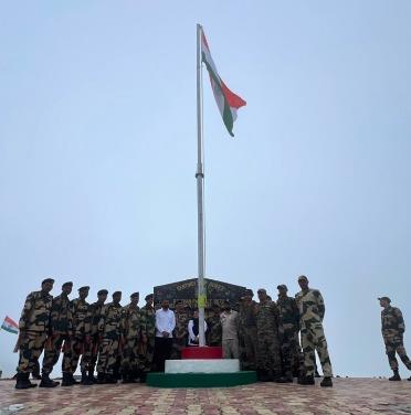 Tricolour Hoisted at 11,700 Feet as BSF, Chinar Uphar Foundation and Locals Celebrate Independence Day