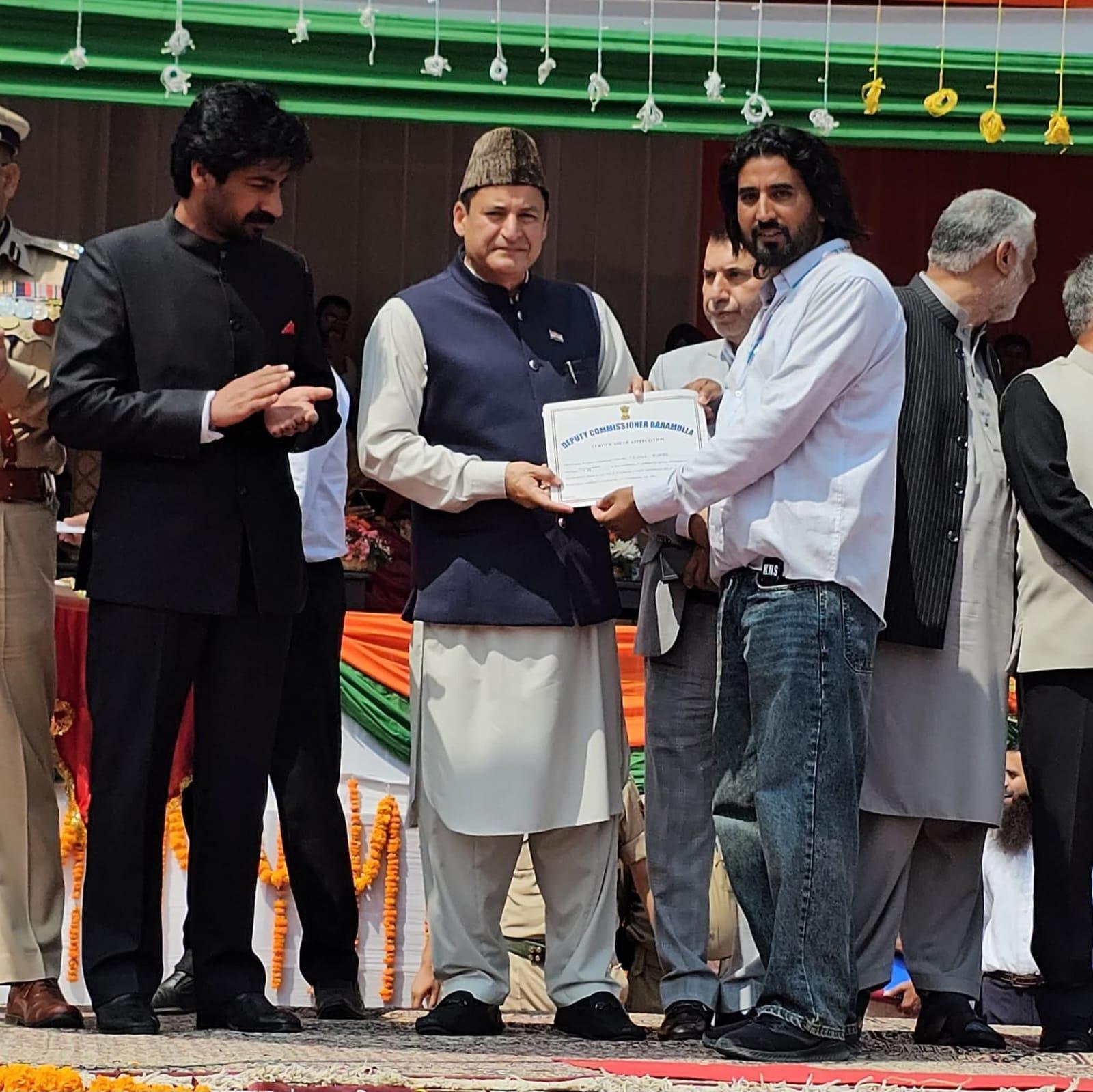 Cabinet Minister Javid Dar Felicitates KNS Correspondent Sagar Firdous on I-Day