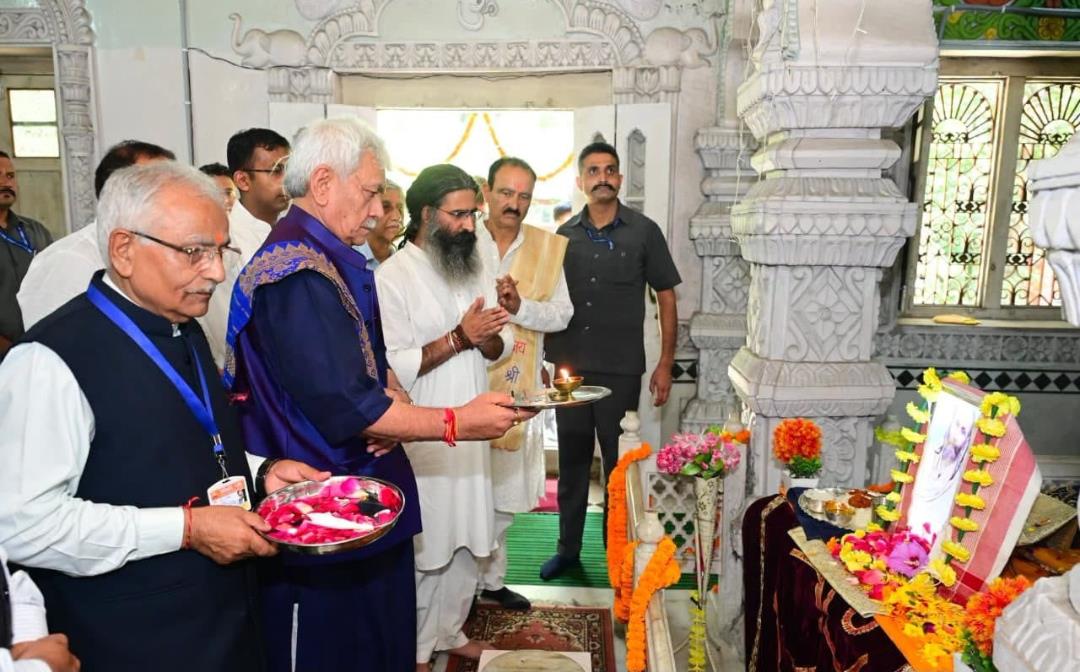 LG Sinha Visits Shri Ramakrishna Mahasammelan Ashram in Anantnag