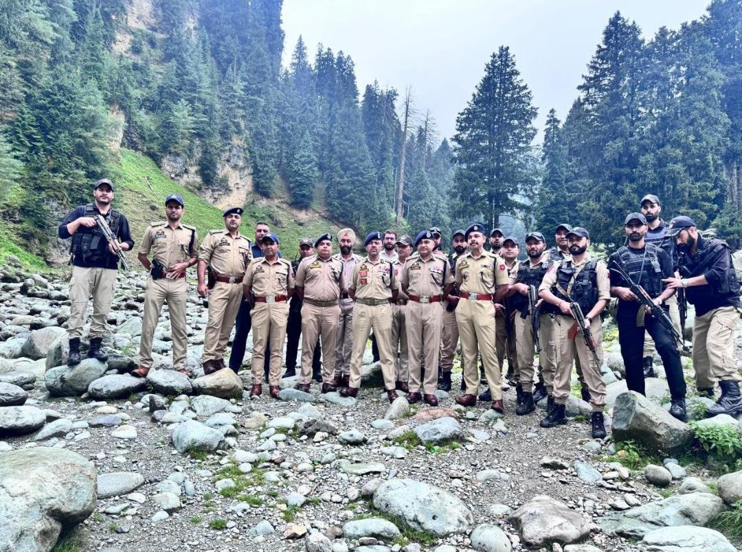 DGP Nalin Prabhat Reviews Security Preparedness at Key TOBs in Budgam