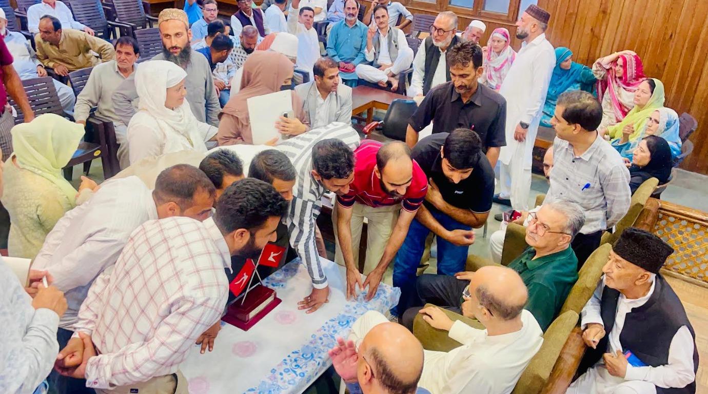 Advisor Nasir Aslam Wani listens to public grievances at Nawa-e-Subh