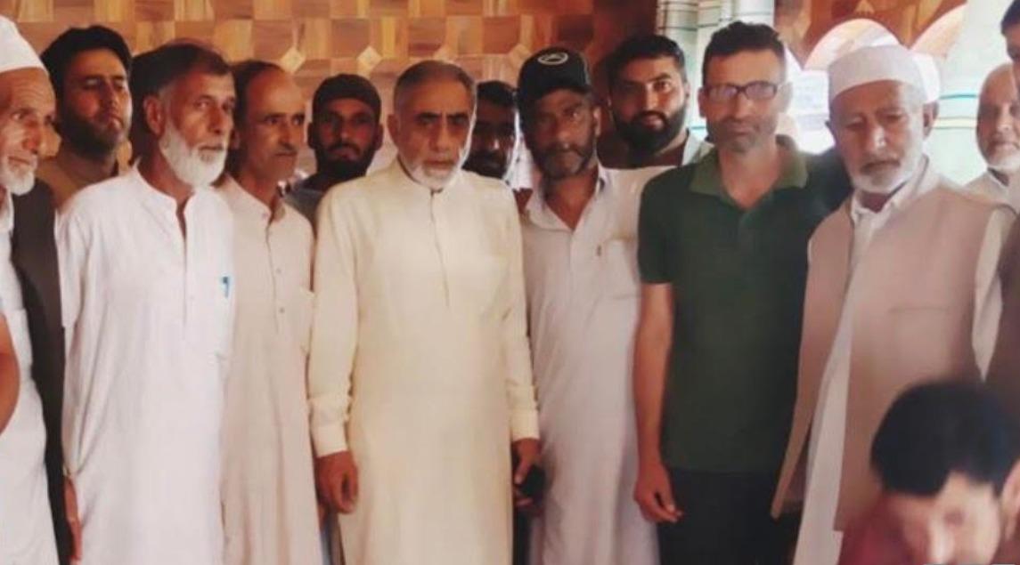 Adv. Ghulam Nabi Lone Hanjura Continues Village-to-Village Outreach in Charisharief