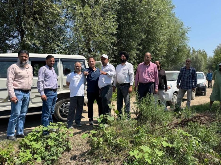 Director Agriculture Kashmir visits S.M Farm Padgampora